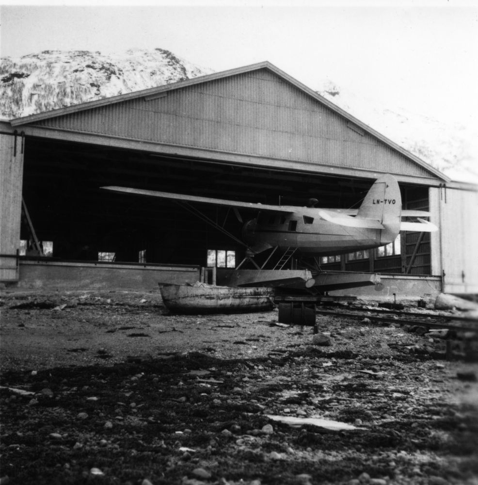 Sjøflyhavn. Et sjøfly, LN-TVO, Norseman, fra Widerøe & Polarfly, på slippen utenfor hangar, for vedlikehold.