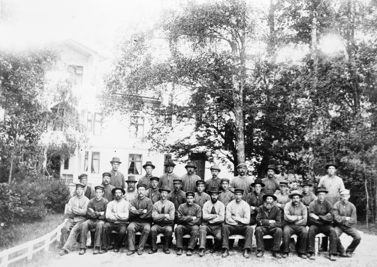 Gruppebilde, husmenn og arbeidsfolk på Eidsverket ved Bjørkelangen, ca. 1900.