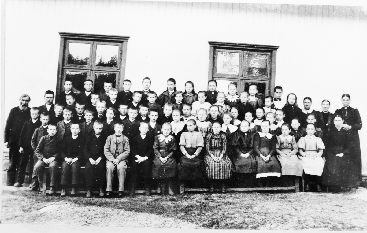 Skolebilde fra Skovholt under Østre Komnæs sør for Bjørkelangen, ca. 1892.