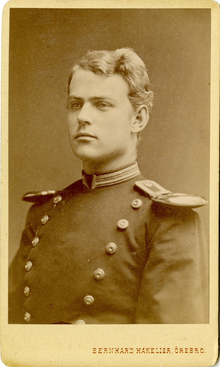 Porträtt av Henrik Rudolf von Hofsten, underlöjtnant vid Nerikes regemente I 21. AMA.0007502 och AMA.0007596.