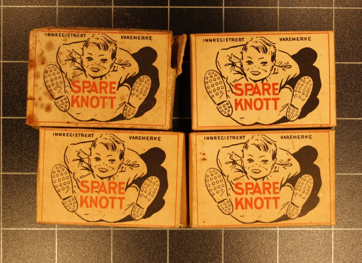 Form: Lita rektangulær pappeske med innhald. 4 stk. identiske.