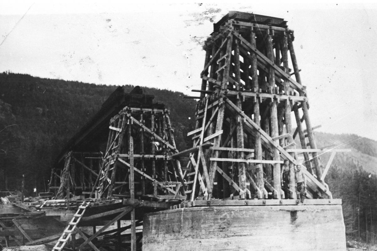 Mellombels bru, kalla Falkenhorst Brücke, som tyskarane sett opp etter at Svenkerudbrua vart sprengd i april 1940.