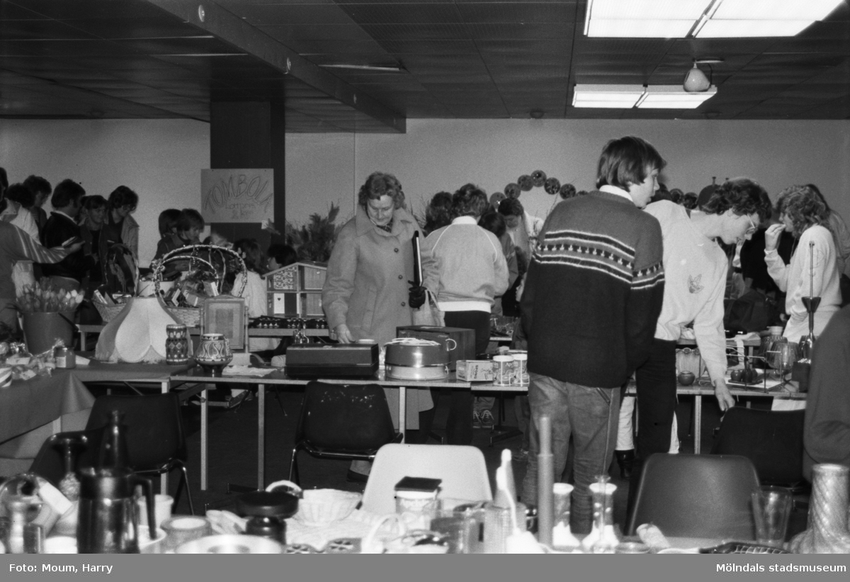 Klass 8A vid Ekenskolan i Kållered anordnar basar, år 1984.

För mer information om bilden se under tilläggsinformation.