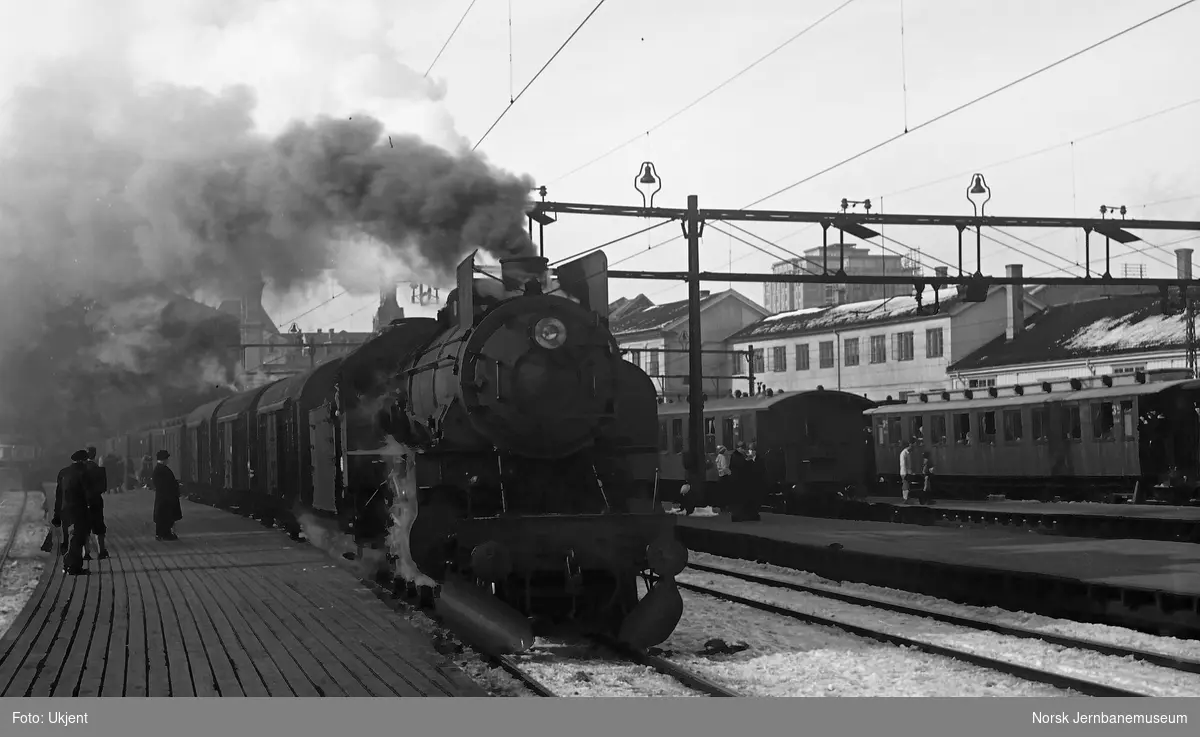 Damplokomotiv type 31b med skinneryddere på Oslo Ø