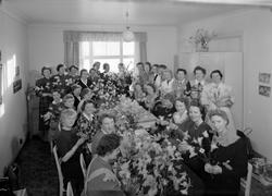 Sanitetskvinner som lager fastelavensris