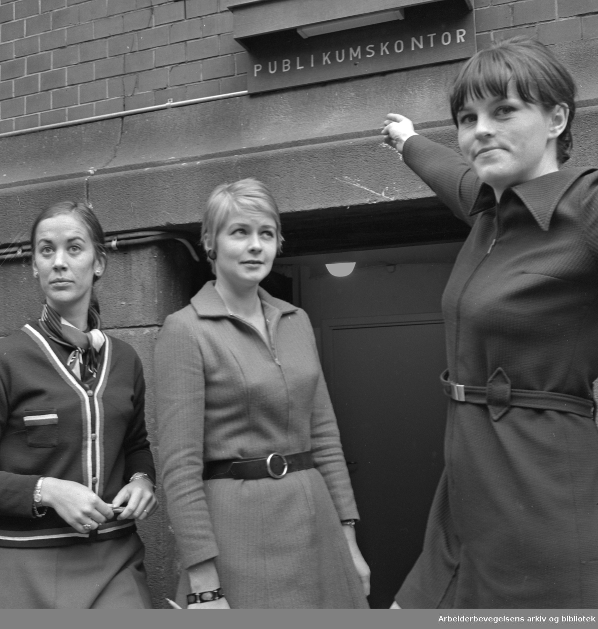 Nationaltheatrets publikumskontor..Margrethe Aaby, kontorets leder; Ragnhild Lian Dahl og Selva Kosiander..17 oktober 1969.