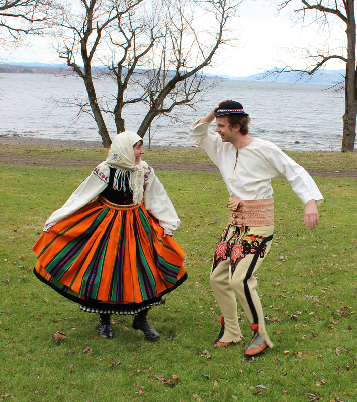 Kvinne og mann som danser i østeuropeiske drakter.