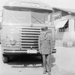 Vardens arkiv. "Ødegårdens nye kontinentalbuss"  30.05.1954