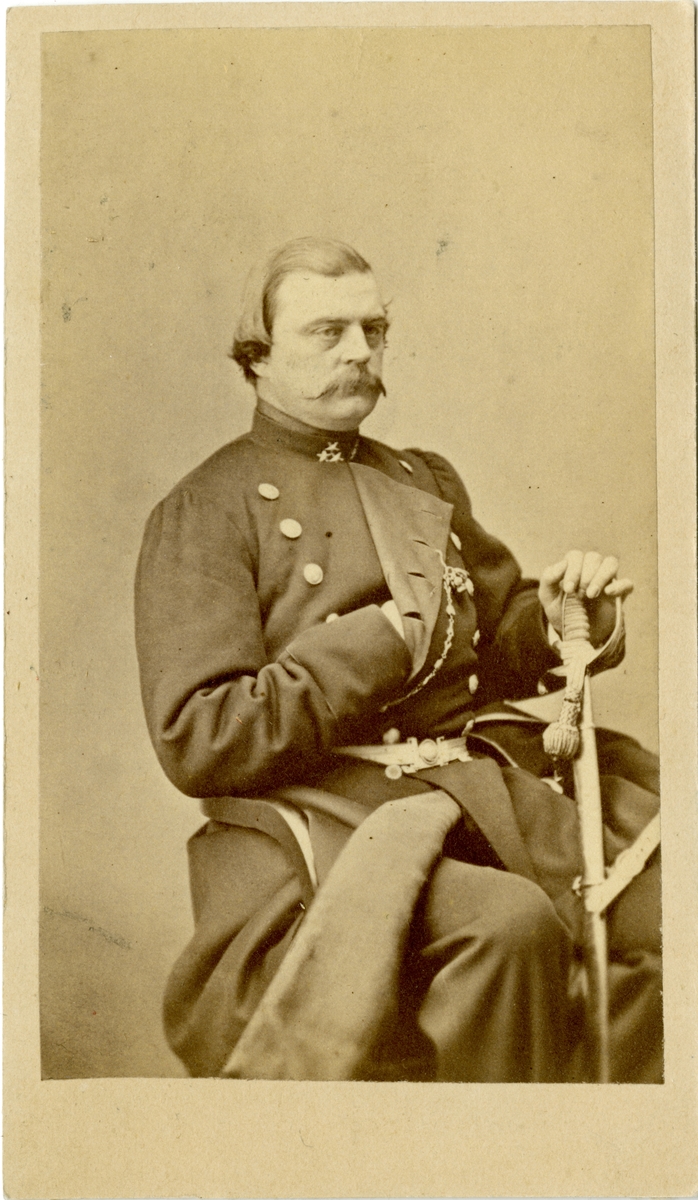 Porträtt av Fredrik Horn, major vid Andra livgardet I 2.
Se även AMA.0007511.