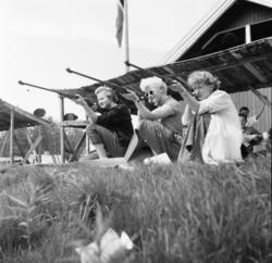 Vardens arkiv. "Skytingens dag. 3 piker på skytestevne"  30.