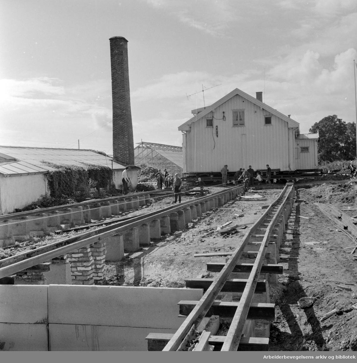 Hovinveien. 120 tonns hus flyttet på jernbaneskinner..August 1963