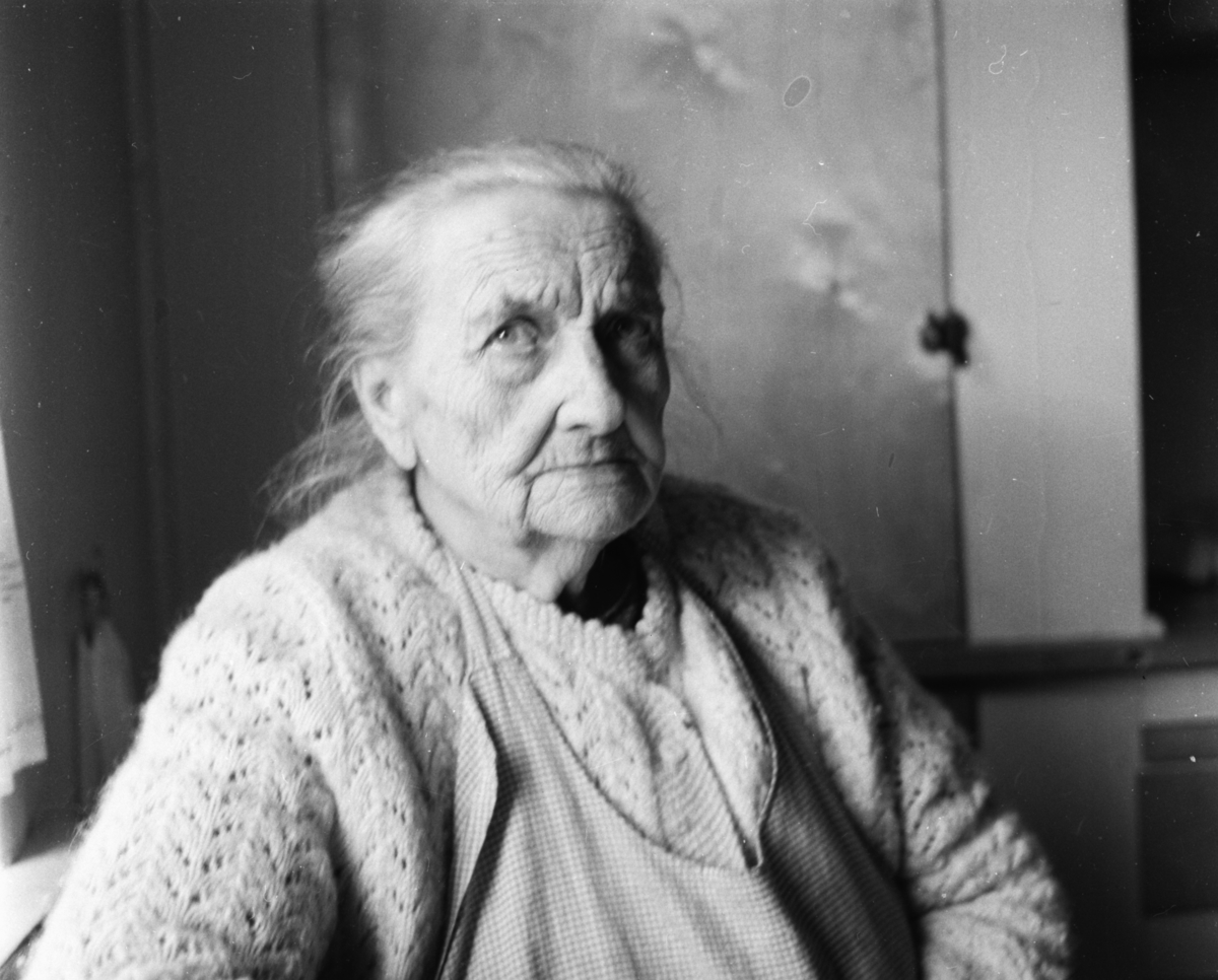 Vardens arkiv. "94 åringen Ingeborg Pedersen, Bøle"  18.05.1954