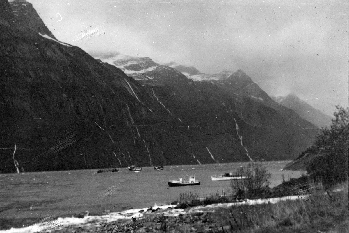 Thorleif Hoffs album 1, side 34. Album fra Thorleif Hoff som dokumenterer anleggsvirksomheten i Glomfjord på 1950-tallet