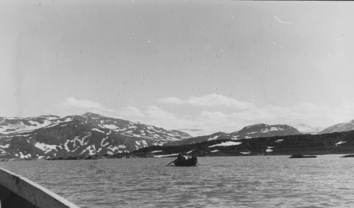 Thorleif Hoffs album 1, side 49. Album fra Thorleif Hoff som dokumenterer anleggsvirksomheten i Glomfjord på 1950-tallet