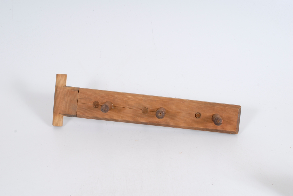 Form: planke med knaggtapper på begge sider
