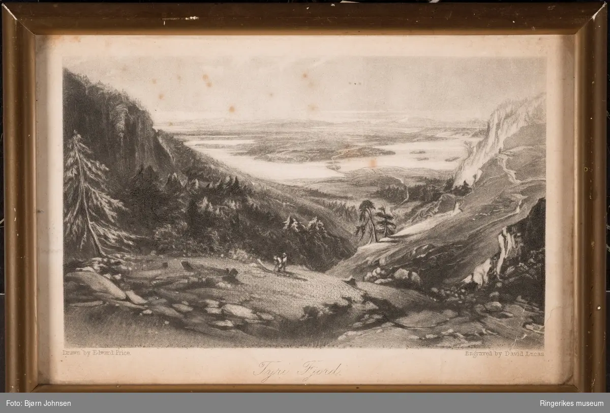 Utsikt mot Tyrifjorden fra toppen av Krokkleiva. To personer skimtes midt i kleiva.