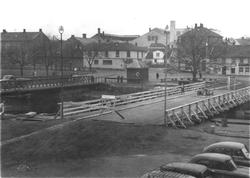 Kanalen i Moss.  Kanalbrua. Bruvakthuset i midten, kanalen s