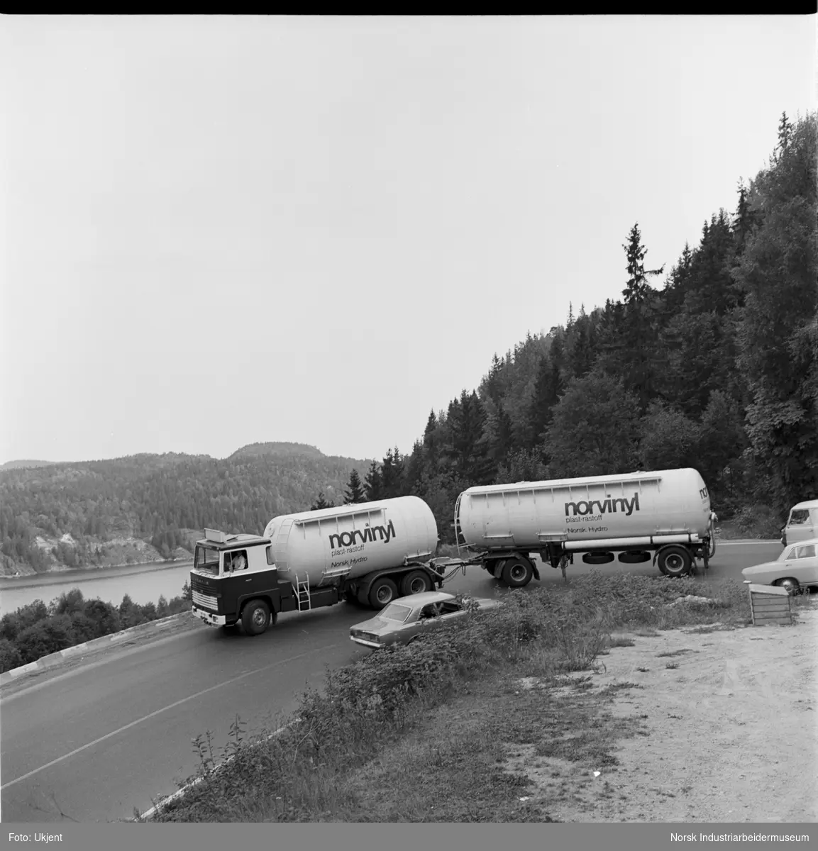 Norvinyl-bulkbil på landevei.