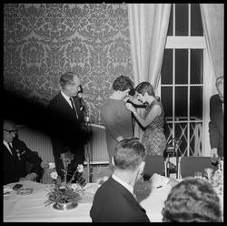 Jubileumsfest. Fru Skogen overrekkes nål.