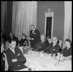 Jubileumsfest. Oppsynsmann Bjørnsen taler.