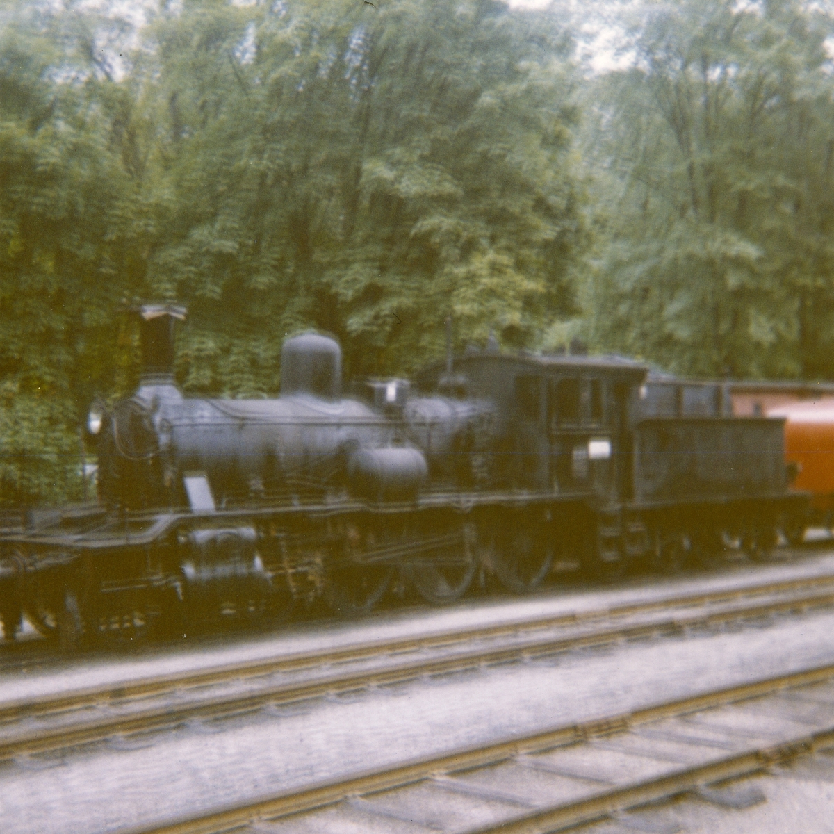 Damplokomotiv type 18c 226 hensatt på Arendal stasjon. Damplokomotiver ble erstattet av diesellokomotiver i togene mellom Arendal og Treungen.