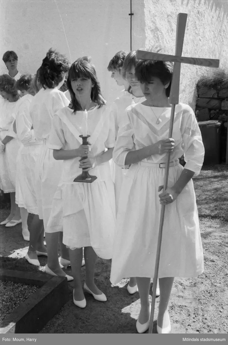 Konfirmation i Kållereds kyrka, år 1984. Ungdomarna utanför Almrothska koret.

För mer information om bilden se under tilläggsinformation.