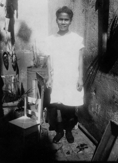 Vår nuvarande "frun tillhanda" flicka. En liten duktig elvaåring.
Tyckte själv hon såg ful ut. Mulatta. Januari 1923.