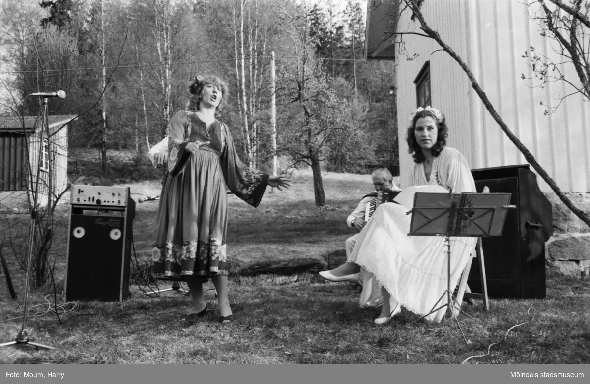 Almåsgården och Lindome hembygdsgille anordnar sommarkafé på Börjesgården i Hällesåker, år 1984. Musikunderhållning av Greta Wirsén med dottern Anna.

För mer information om bilden se under tilläggsinformation.