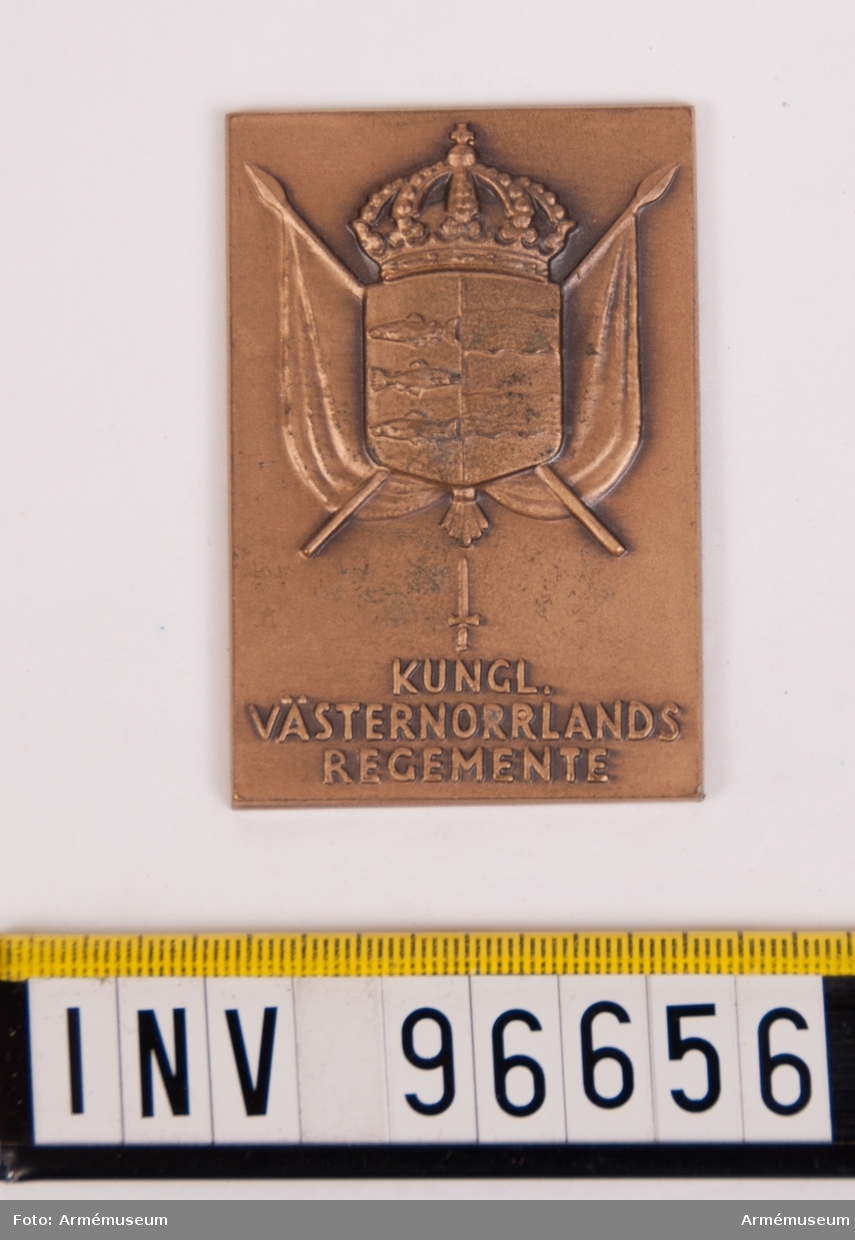 Plakett i brons för Västernorrlands regemente.
Stans nr 14350, härdad 1943-12-31.
Plakett 44x65 mm, med Västernorrlands vapen på sköld med kunglig krona på korslagda fanor jämte stickert och inskription KUNGL: VÄSTERNORRLANDS REGEMENTE.