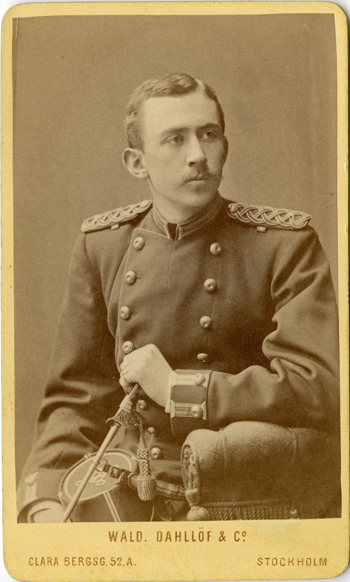 Porträtt av Gunnar Hyltén-Cavallius, underlöjtnant vid Kronobergs regemente I 11.
Se även bild AMA.0007461, AMA.0005568 och AMA.0007462.