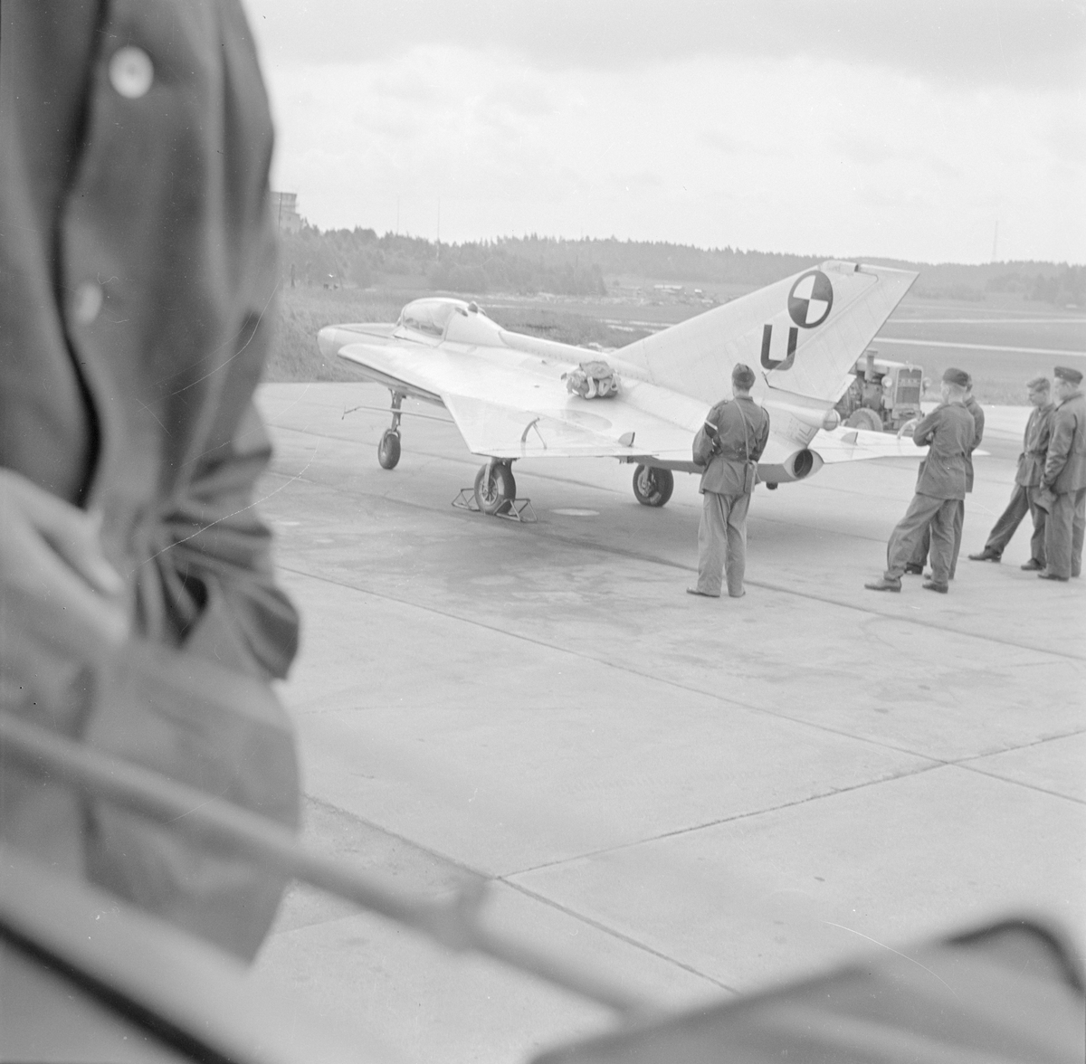 Provflygplan Saab 210 Lilldraken bevakas av militär på flygfältet på F 8 Barkarby. Sett bakifrån.