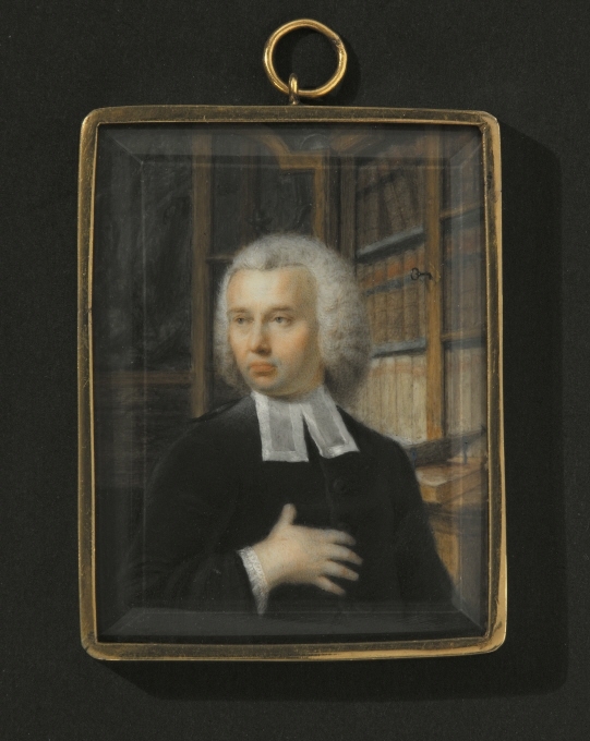 Porträtt av präst i biblioteksinteriör