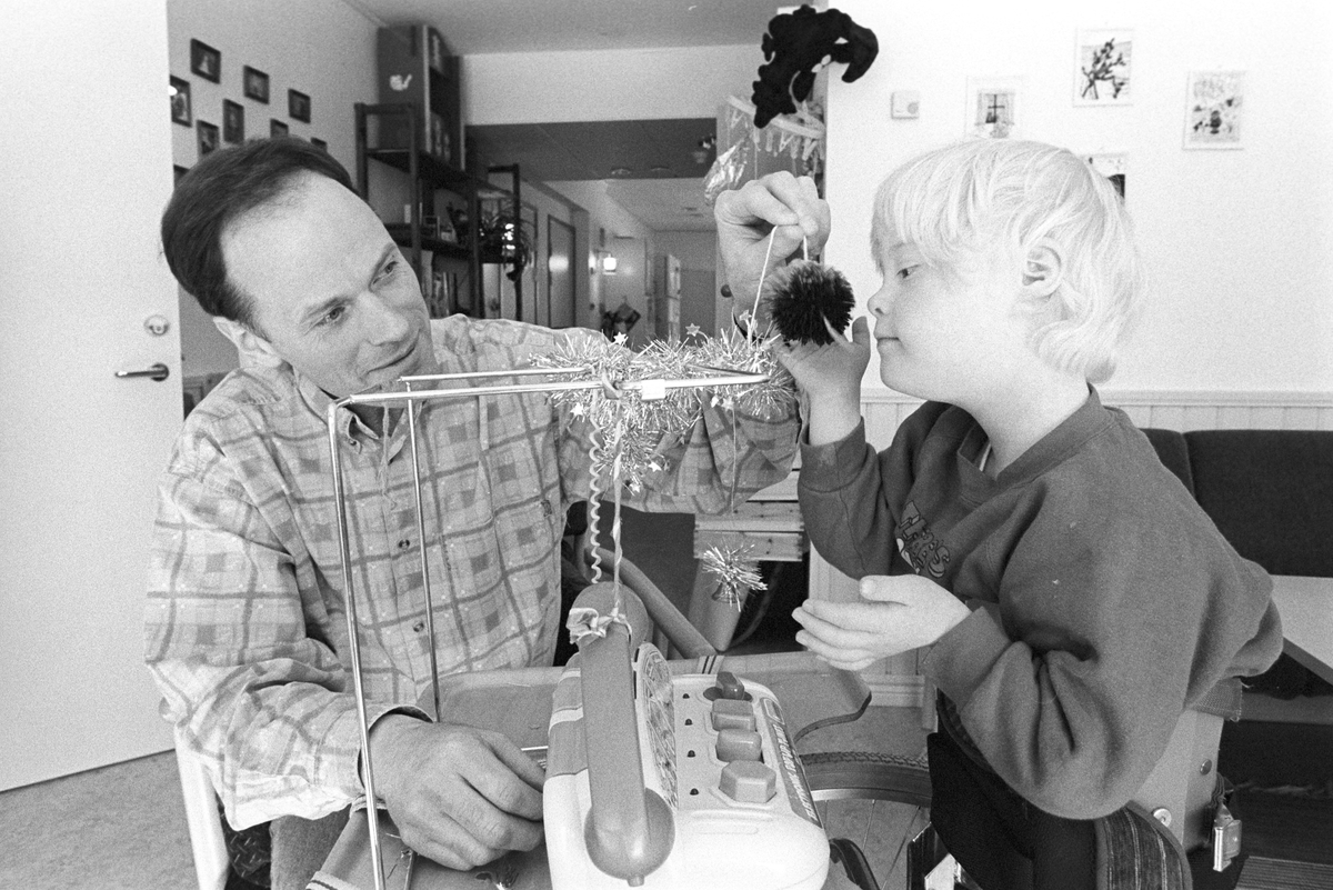 Barnhabilitering - Bengt-Olof Berg är förskollärare på resurshemmet Bojen, här med Ingrid 6 år, Fyrhuset, Östhammar, Uppland 1996
