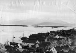 Molde sett mot torget og vestover Storgaten fra kirketårnet.