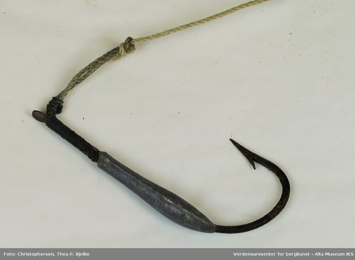 U-formet juksatørke med oppsulet hampesnøre montert med 1 ångel (jagarångel). Et hull boret i enden av tørket.