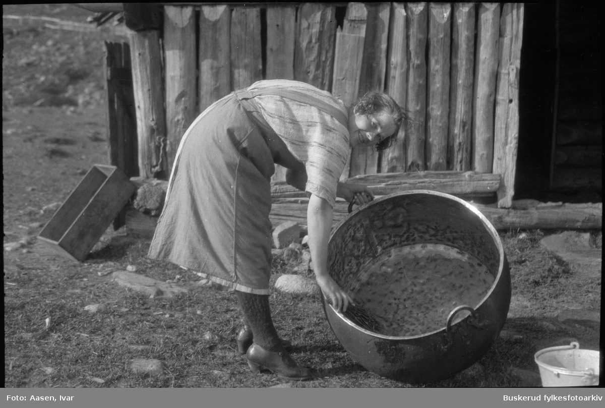 Seterdrift
Ingeborg Aasen vasker primkjelen på Nuten seter.
Nuten seter tilhører nå g.br.97.3. Sønsterud