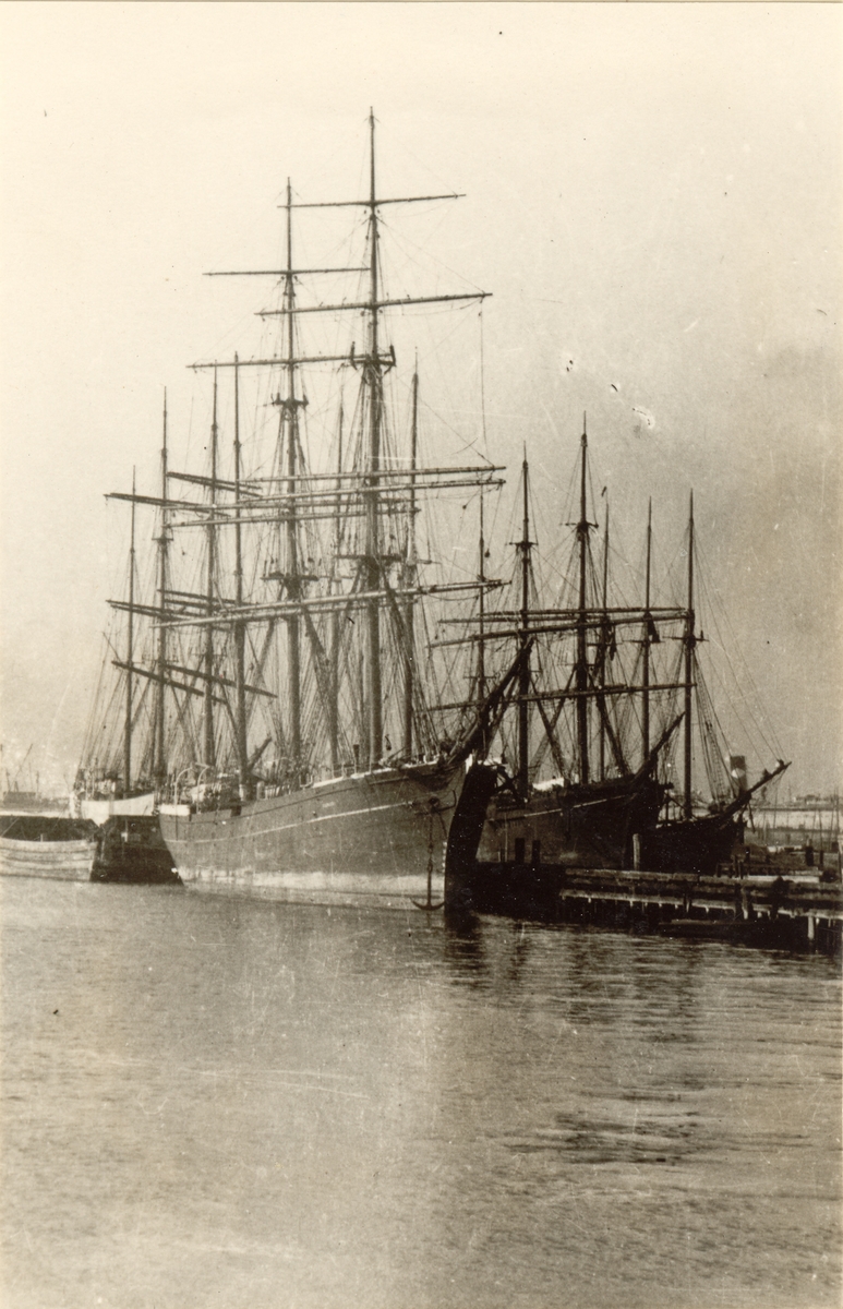 Glenlora av Oscarshamn(1902) 706 tonn, byggd i Liverpool 1864. Solgt til Norge.
