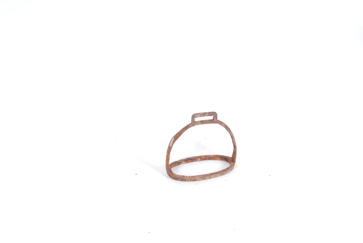 Form: Klokkeformet jernbøyle. Festehull på toppen og i bunnen en eliptisk jernring m/griperiller.
