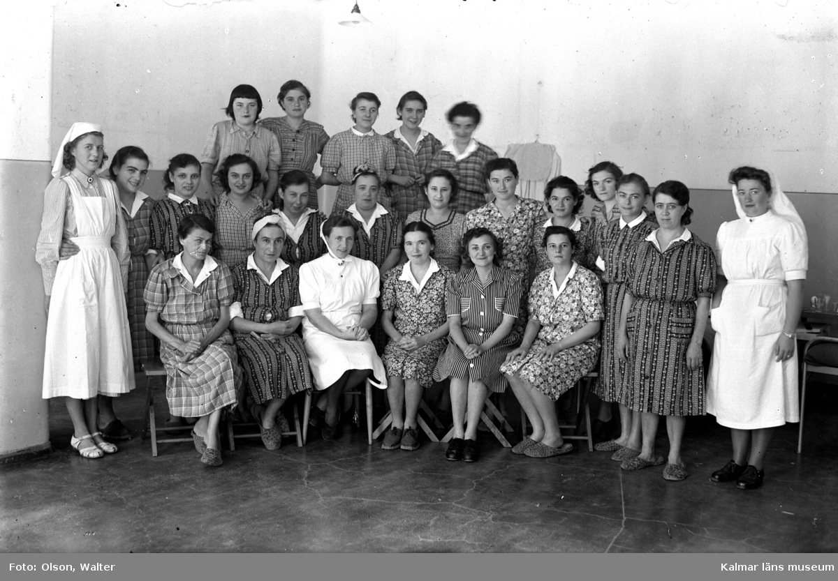 Kvinnliga flyktingar från Bergen-Belsen samman med personal på Beredskapssjukhuset i Kalmar. Bilden är troligen tagen på hösten 1945 då kvinnorna hunnit äta upp sig.
