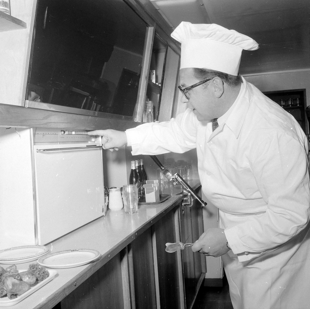 Martin Michaelsen demonstrerer ny grill på Martins kafeteria