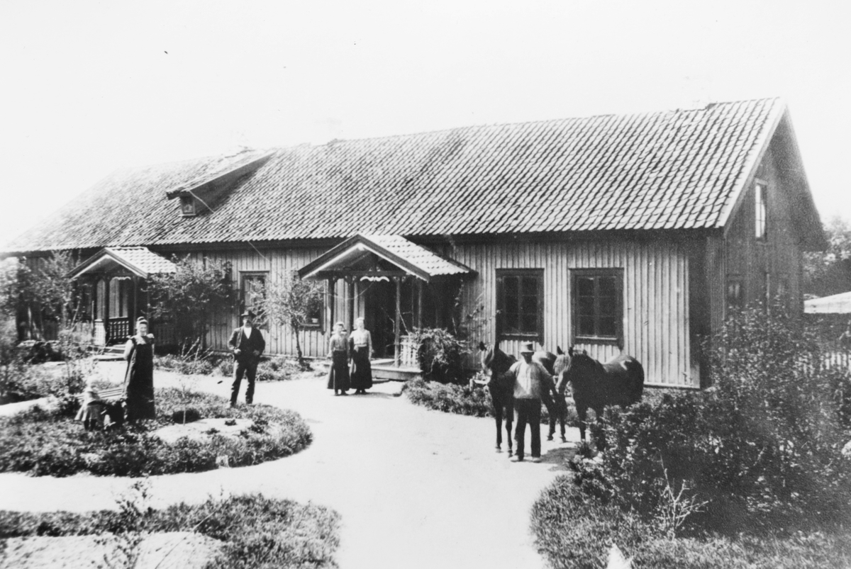Store Huseby i Blaker, fra venstre: fru Nilsen med to små barn, eier Nilsen, to døtre, og tjenestekaren Bengt Bergerud.