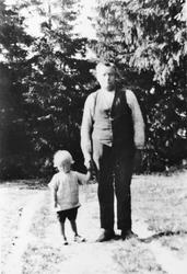 Per Eeg med sin bestefar i 1926 på Ringnes ved Løken.