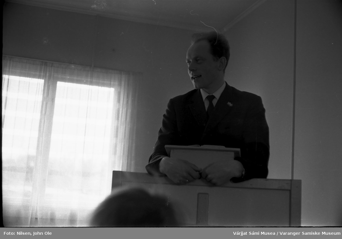 Alf Tellefsen står på  prekestolen i forsamlingshuset Soltun på Vesterelvnesset. Tellefsen arbeidet mange år i Samemisjonen. April 1967