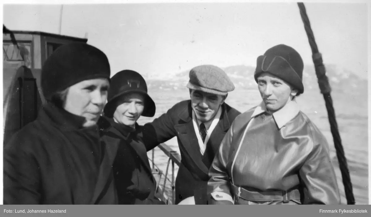 Tre kvinner og en mann fotografert ombord på en båt