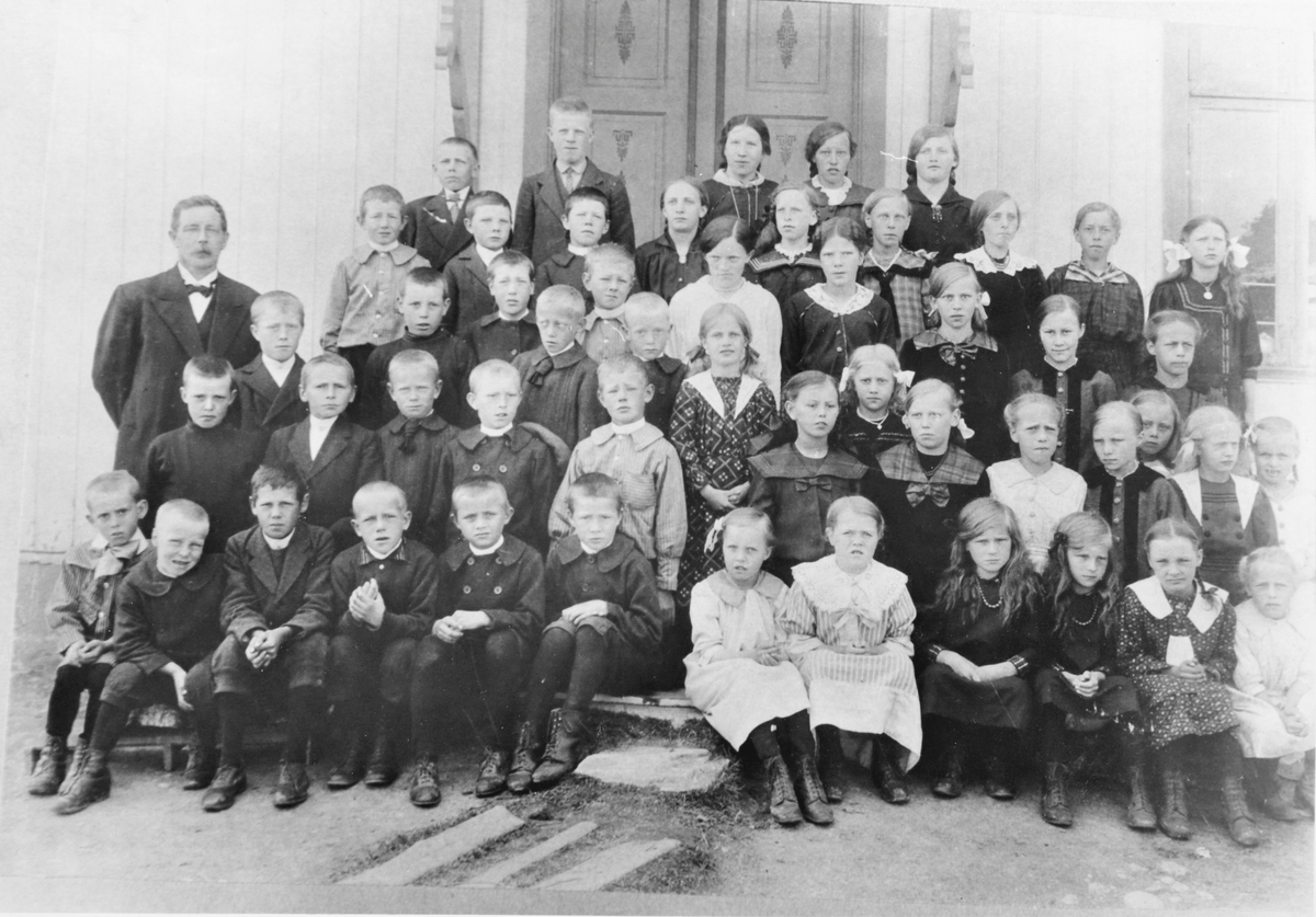Skolebildet fra Kragtorp skole i Søndre Høland, ca. 1915.