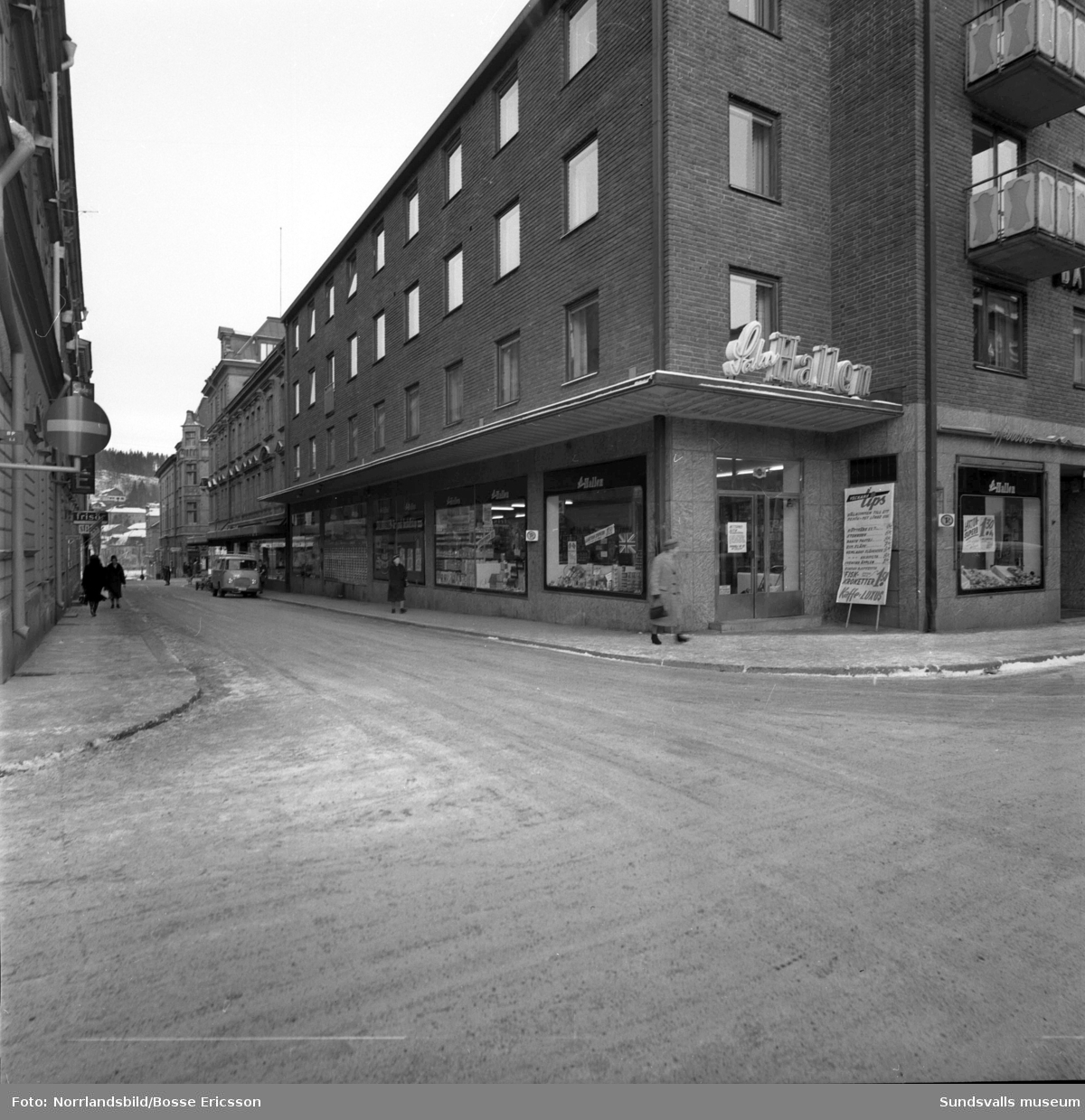 Nya Saluhallen i hörnet av Kyrkogatan och Thulegatan. Exteriörbilder från olika håll.