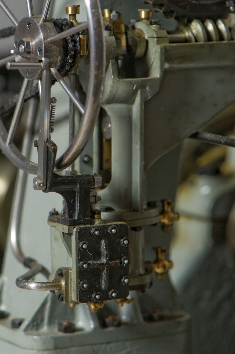 Modell av trippelexpansionsmaskin från lastfartyget SONJA byggd på Helsingborgs varv 1940. Komplett till alla delar, monterad på polerad träplatta. gråmålat stativ, cylindrarnas skyddskåpa avlägsnad på manöversidan. Cylindrarnas kannor ej insatta. Tillhörande elmotor för kilremsdrift.