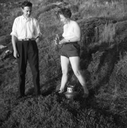 En mann og kvinne fotografert i terrenget en sommerdag. Mann