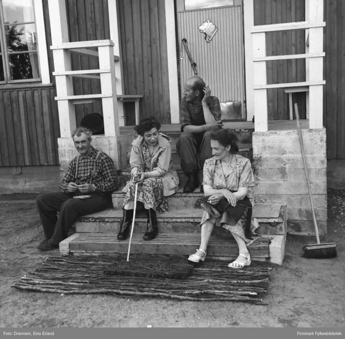Fire personer sitter på trappa til grensevaktstasjonen på finsk side i Neiden. De er, fra venstre: Søren Gabrielsen, Jenny Drannem, Uuno Lappalainen, ukjent.
