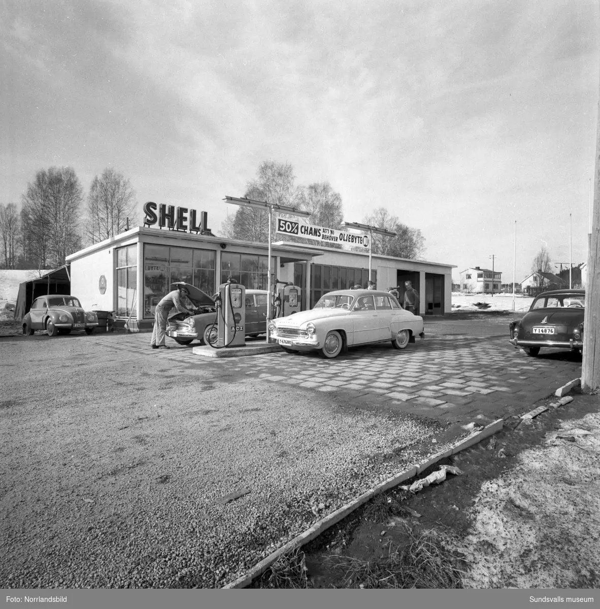 Shell bensinstation i Timrådalen. På första bilden är det Gunno Granström under huven på en bil och på tredje bilden ses innehavaren Ture Granström i bilhallen.